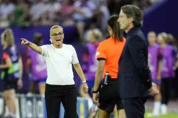 Sarina Wiegman is boos tegenover de vierde official