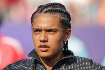 Esmee Brugts tijdens het Wilhelmus