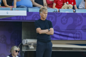 Andries Jonker langs de lijn op het EK