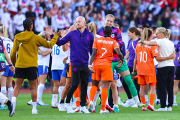 Arjan Veurink en Sarina Wiegman met speelsters van Oranje na het duel met Engeland