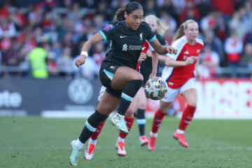 Olivia Smith (Liverpool) in actie tegen Arsenal