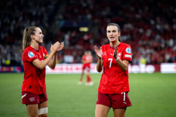 Lia Wälti en Riola Xhemaili bedanken de fans van Zwitserland