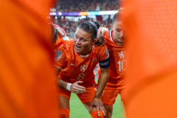 Sherida Spitse spreekt de OranjeLeeuwinnen toe