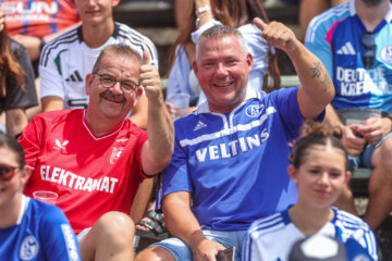 FC Twente- en Schalke 04-supporters gebroederlijk naast elkaar