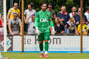 Kostas Lamprou in actie tegen Olympiakos