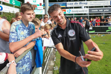 Youri Regeer maakt een selfie met een Ajax-fan