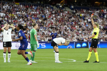 Kathrin Hendrich (Duitsland) krijgt rood