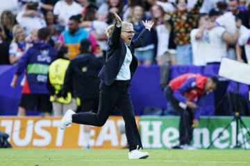 Sarina Wiegman juicht na het behalen van de Europese titel