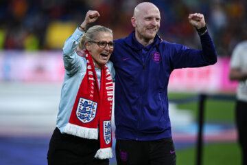 Sarina Wiegman en Arjan Veurink na het winnen van het EK 2025