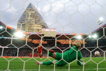 Hannah Hampton stopt de penalty van Aitana Bonmatí