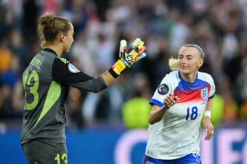 Chloe Kelly juicht na de beslissende penalty in de EK-finale, Cata Coll reageert