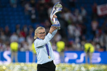 Sarina Wiegman met de EK-trofee