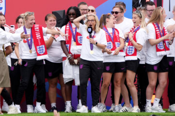 Sarina Wiegman wordt compleet verrast tijdens de huldiging