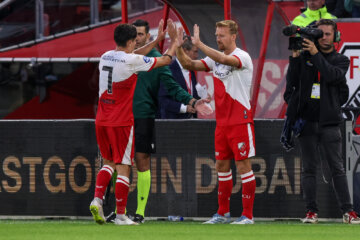 Dani de Wit komt in het veld voor Victor Jensen