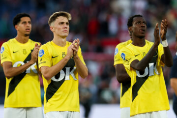 Spelers van NAC Breda bedanken de meegereisde fans