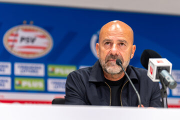 Peter Bosz op de persconferentie van PSV
