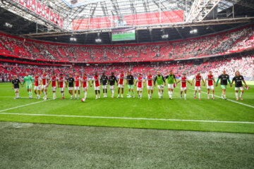 Jorthy Mokio viert de overwinning met Ajax