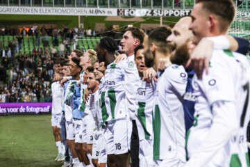 FC Groningen viert de overwinning met de fans