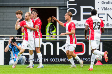 Romano Postema viert doelpunt voor FC Emmen