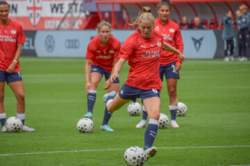 Robine Lacroix in de warming-up bij PSV