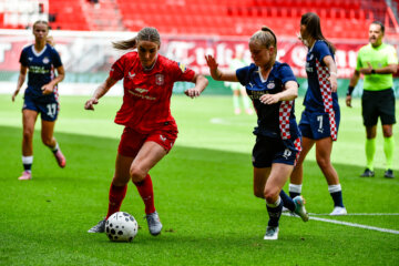 Jill Roord (FC Twente) en Robine Lacroix (PSV)