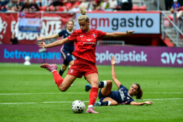 Eva Oude Elberink in actie namens FC Twente tegen PSV