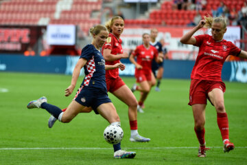 Sara Thrige (PSV) in actie tegen FC Twente