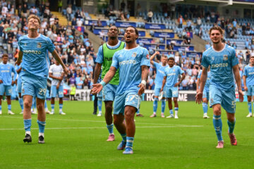 Milan van Ewijk viert feest met zijn teamgenoten