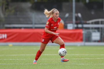 Danique van Ginkel aan de bal namens FC Twente