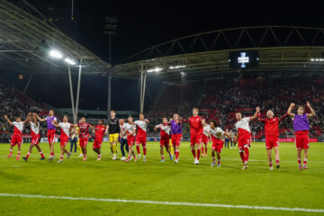 Viggo Plantinga viert feest met de FC Utrecht-supporters