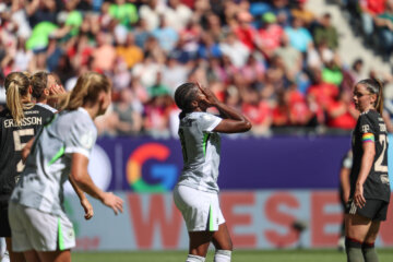 Lineth Beerensteyn (VfL Wolfsburg) baalt