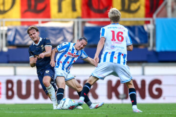 Een duel tijdens SC Heerenveen - Go Ahead Eagles