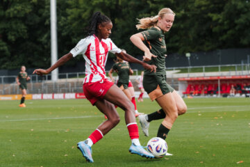 Amber Visscher (FC Utrecht) in actie tegen 1. FC Köln