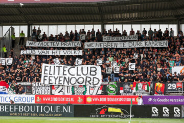 Supporters van Feyenoord protesteren tegen te hoge ticketprijzen
