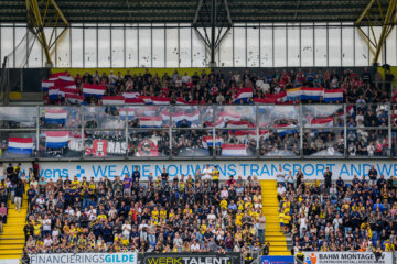 Fans van AZ in het uitvak van NAC