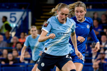 Sydney Lohmann (Manchester City) en Wieke Kaptein (Chelsea)