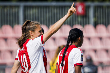 Joëlle Smits juicht na haar goal voor Ajax