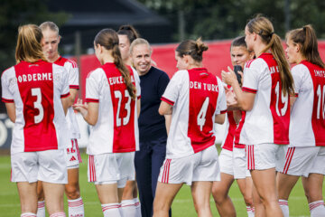 Anouk Bruil en de speelsters van Ajax