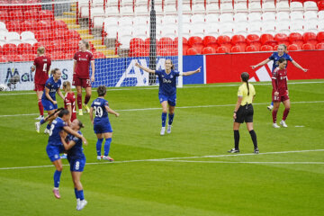 Katja Snoeijs juicht na haar goal voor Everton tegen Liverpool