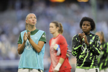 Ella Peddemors en Lineth Beerensteyn bij VfL Wolfsburg