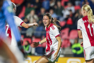 Mirte van Koppen juicht na haar goal voor Ajax
