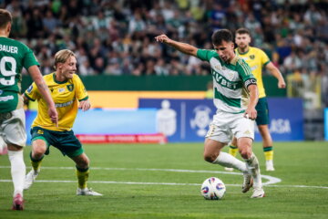 Jesse Bosch probeert een schot te blokken