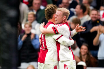 Mika Godts en Davy Klaassen vieren de 1-0