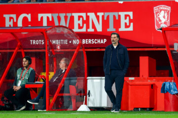 Ivar van Dinteren langs de lijn bij FC Twente