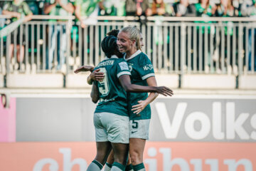 Lineth Beerensteyn en Ella Peddemors juichen