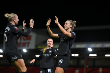 Vivianne Miedema wordt gefeliciteerd met haar goal voor Manchester City