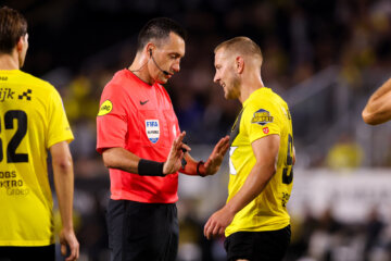 Dennis Higler in discussie met Lewis Holtby
