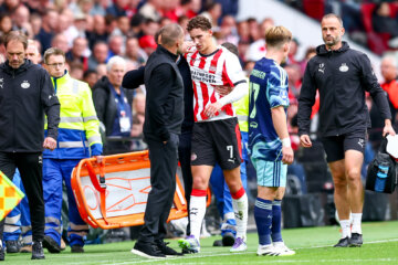 Een geblesseerde Ruben van Bommel verlaat het veld