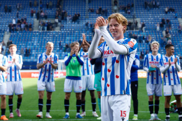Mats Egbring bedankt het publiek van SC Heerenveen