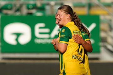 Senna Koeleman wordt gefeliciteerd met haar doelpunt voor ADO Den Haag